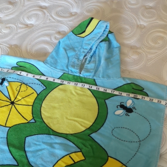 Froggie beach/pool towel with hood for toddler - Picture 6 of 7
